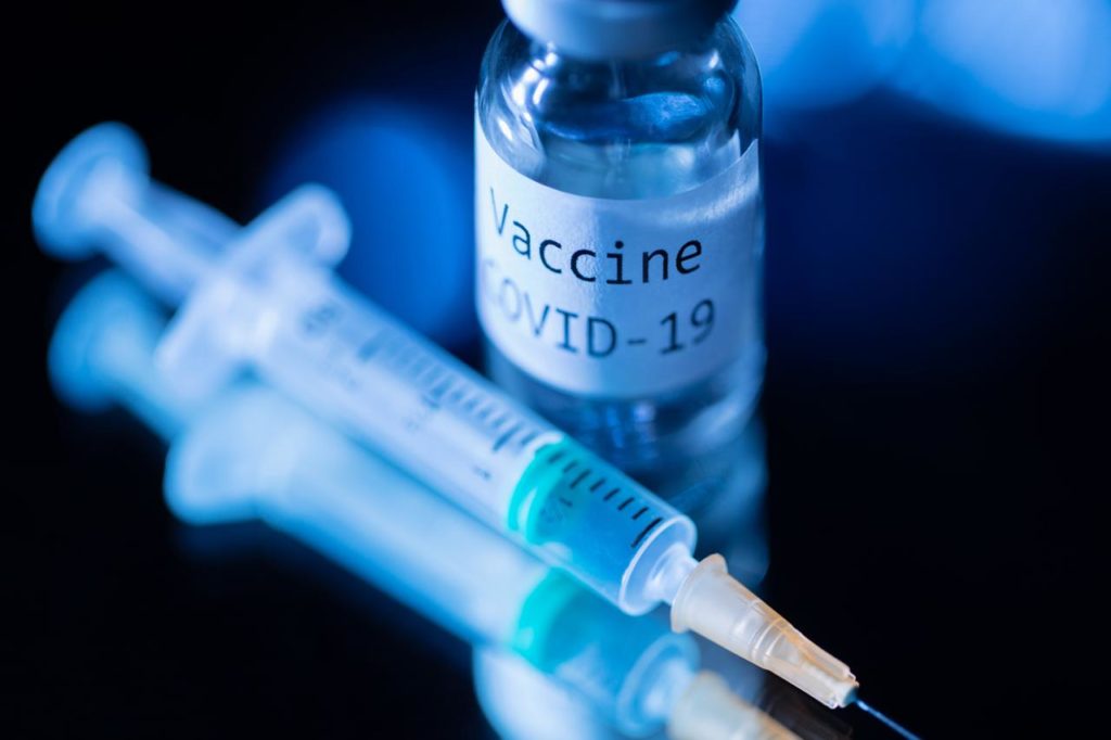 L'annuncio del virologo: "Anticorpi anche negli asintomatici, per il vaccino possono aspettare"