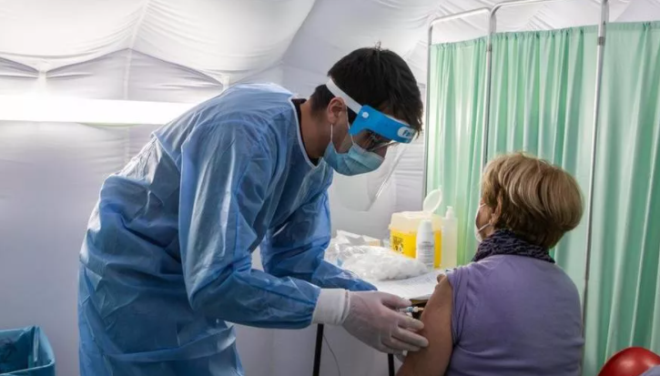 L'Ue annuncia il "Vaccine Day", ma i tempi saranno lunghi (e le mascherine rimarranno)