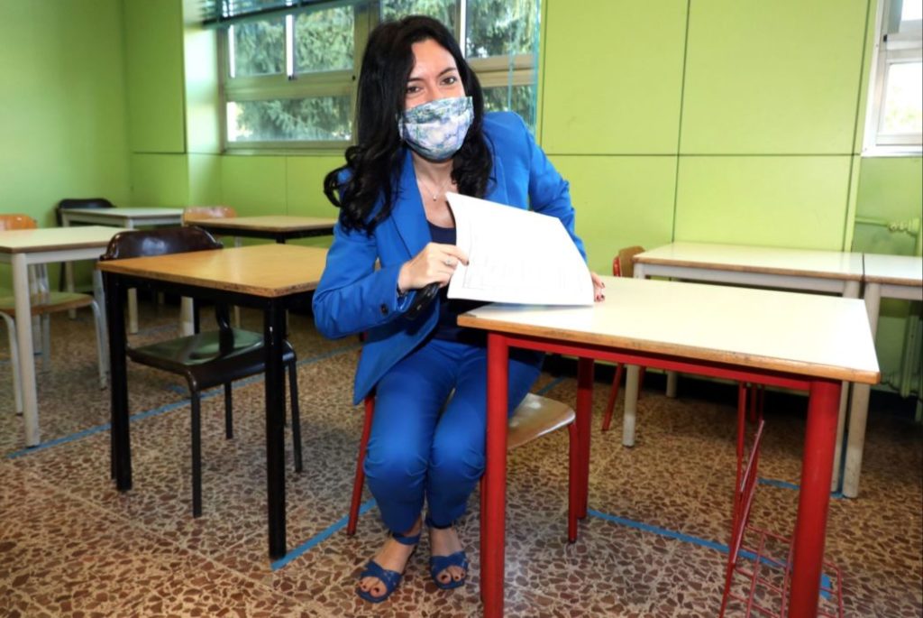 Scuola, scontro docenti-alunni: "Giusto chiudere", "No, così paghiamo noi per tutti" 