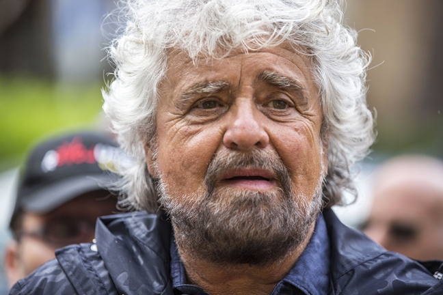 L'ultima, triste giravolta di Grillo: l'uomo dei Vaffa-day ora vuole un governo "con tutti dentro"