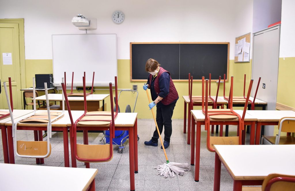 Scuola, scontro docenti-alunni: "Giusto chiudere", "No, così paghiamo noi per tutti" 