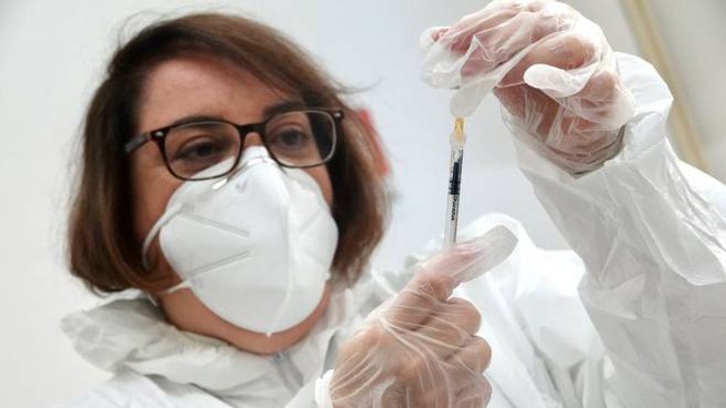 Soldi ai medici che fanno più vaccini: siamo arrivati ai "premi sanitari"