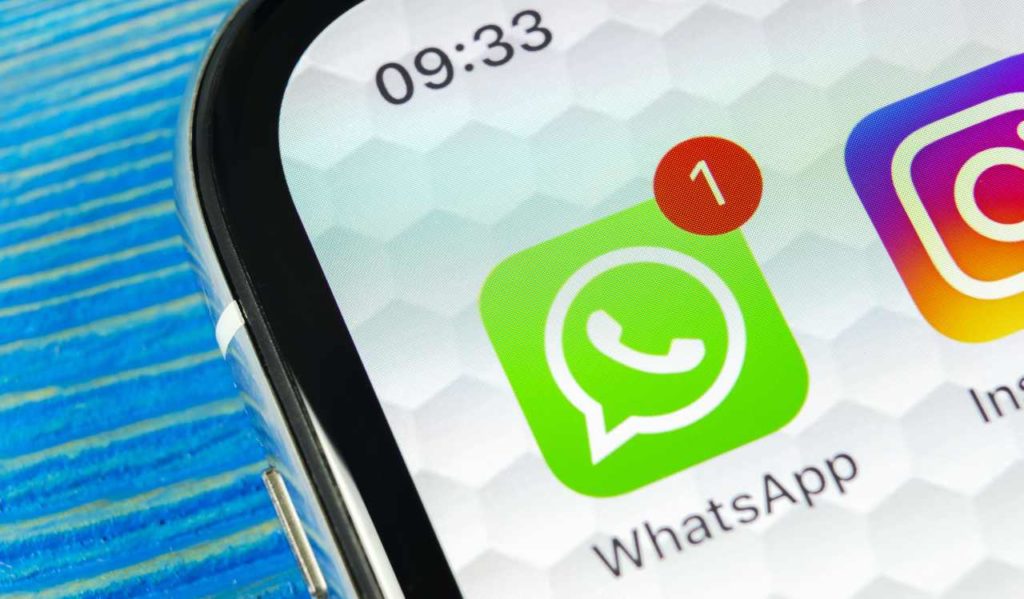 Tutti in fuga da WhatsApp: "Troppe informazioni girate a Facebook"
