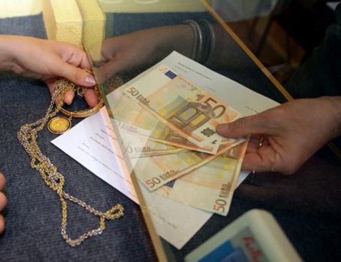 Il tragico boom di Compro Oro e Banchi dei pegni, nuove frontiere della povertà