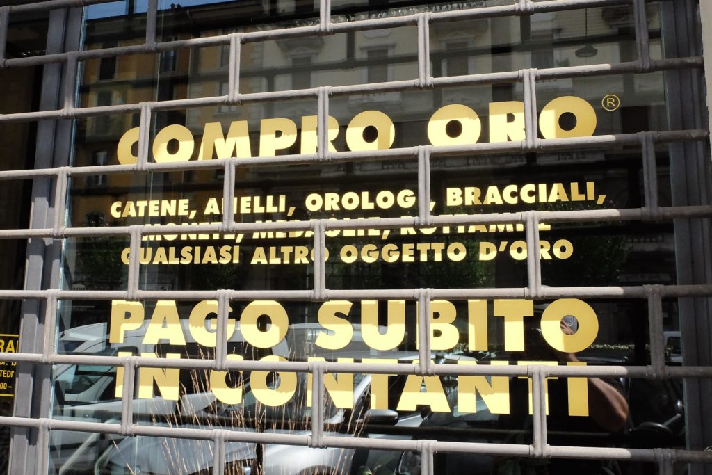 Il tragico boom di Compro Oro e Banchi dei pegni, nuove frontiere della povertà
