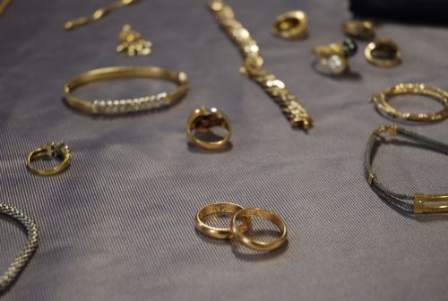 Il tragico boom di Compro Oro e Banchi dei pegni, nuove frontiere della povertà