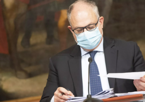 L'Ue e Confindustra blindano Gualtieri: il ministro dell'Economia non si tocca