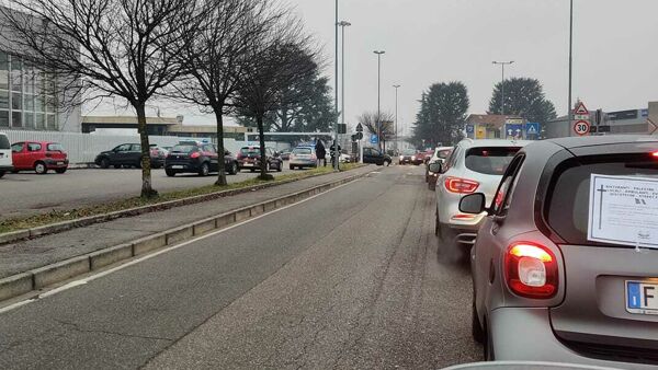 Milano, i commercianti scendono in strada: un "corteo funebre" contro le restrizioni