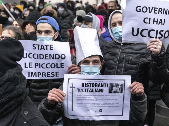 Milano, i commercianti scendono in strada: un "corteo funebre" contro le restrizioni