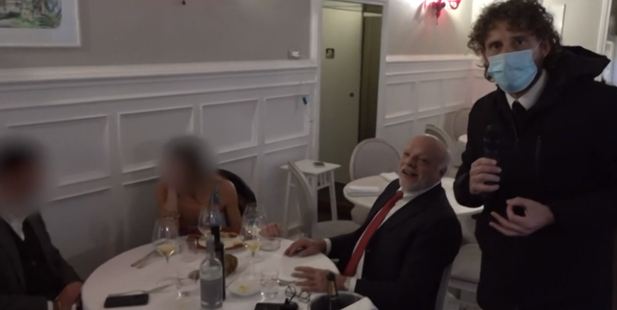 Le regole non valgono per tutti: il giudice pizzicato a pranzo fuori in piena zona arancione