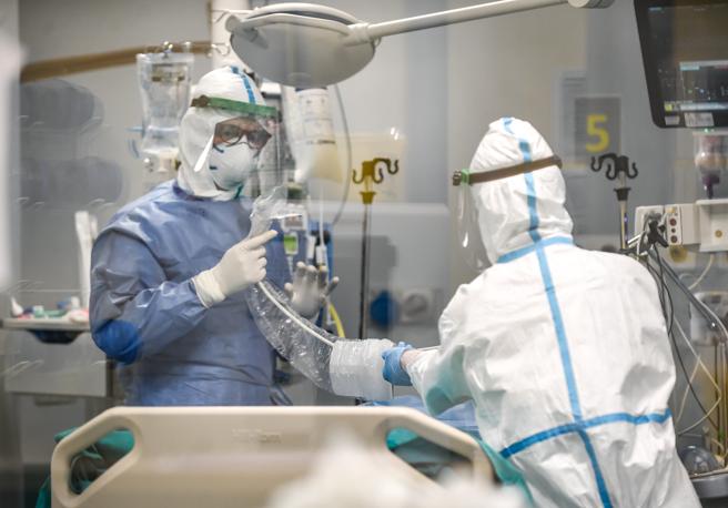 Lombardia, 9 operatori sanitari positivi dopo la seconda dose di vaccino
