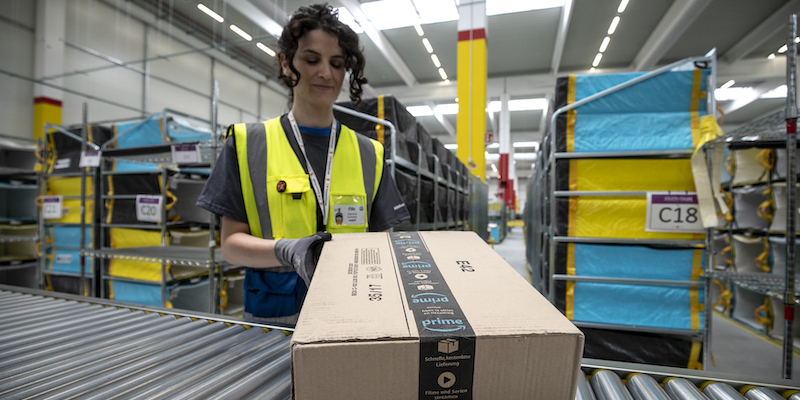 Scioperano i lavoratori Amazon: "Non comprate per 24 ore". Le ragioni della protesta