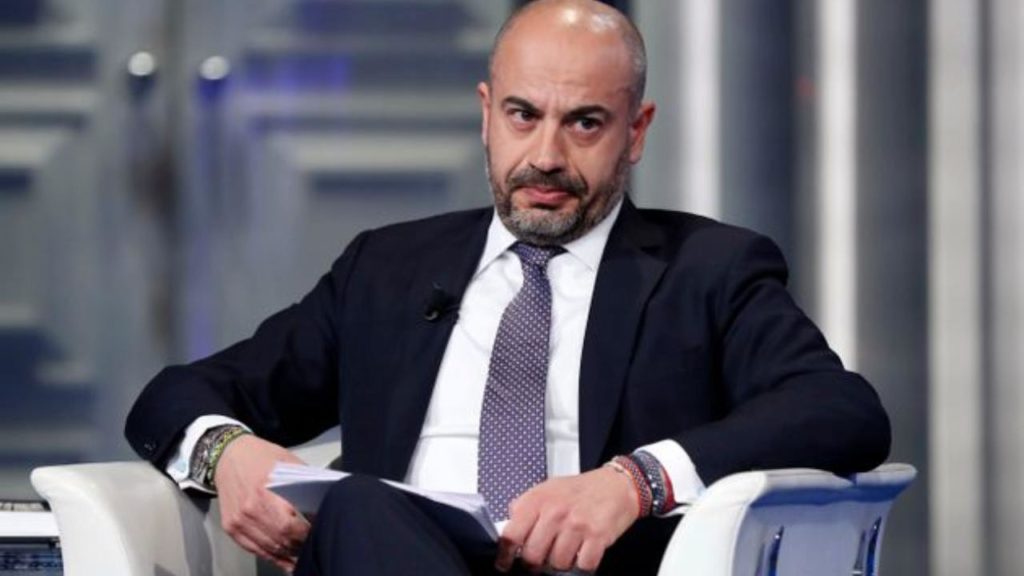 Paragone le suona a Sileri: "Siete degli incapaci, dove ci volete portare?"
