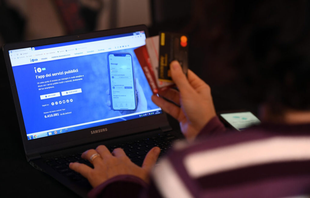 Il cashback non piace più: taglio ai rimborsi e stop al super premio