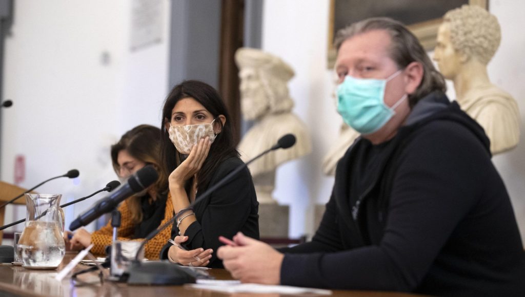La giunta Raggi fa record di spese: 100 collaboratori al costo di 5,3 milioni