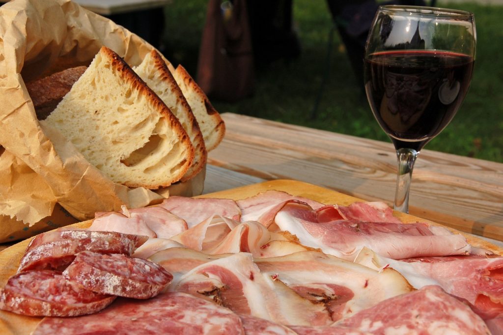 Etichette allarmistiche su vini e carni: così l'Ue dichiara guerra al Made in Italy