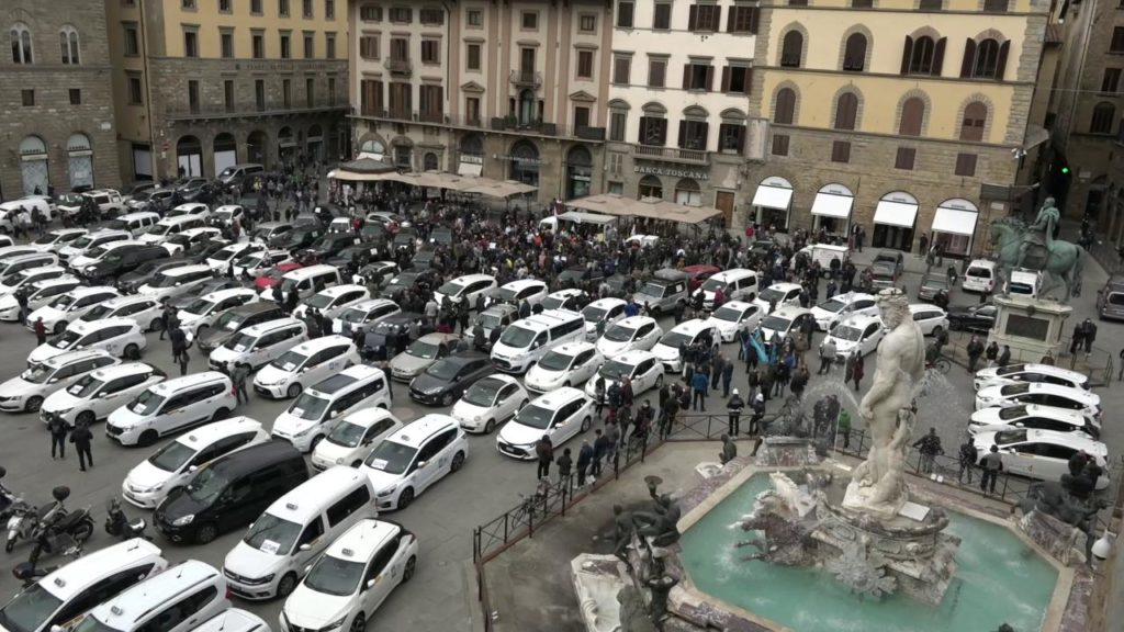 Firenze, tassisti e ristoratori bloccano la città: "Basta elemosina dal governo, vogliamo lavorare"