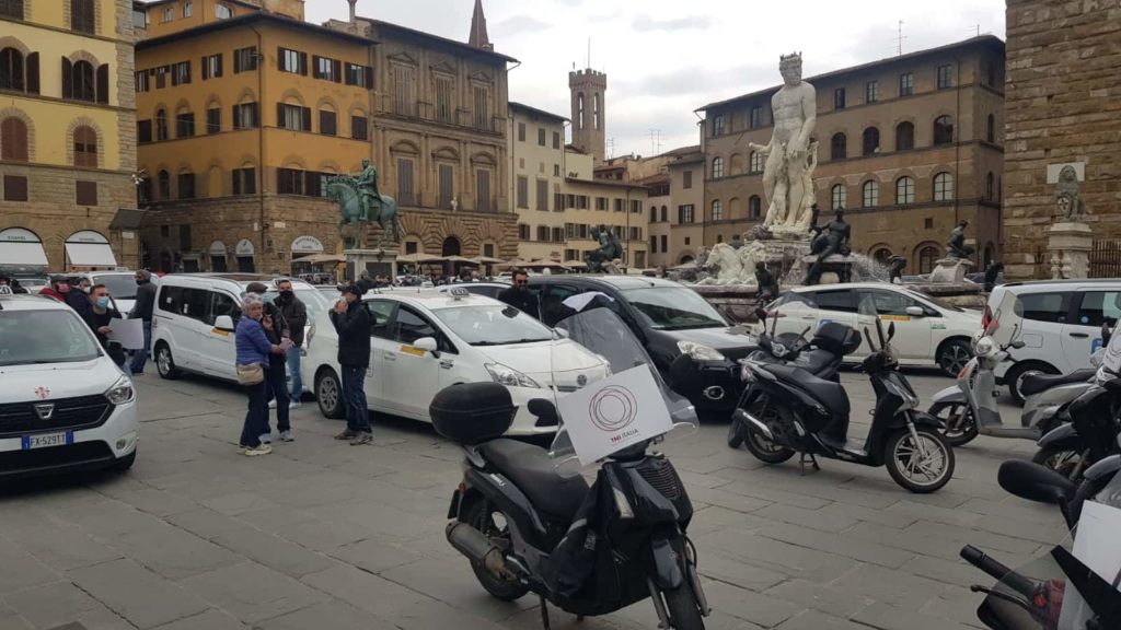 Firenze, tassisti e ristoratori bloccano la città: "Basta elemosina dal governo, vogliamo lavorare"