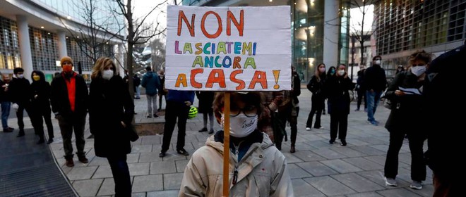 Lombardia, il mondo della scuola scende in piazza: "Non lasciateci ancora a casa"
