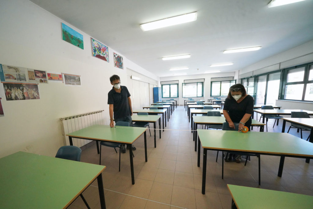 Scuola, caos sulla presenza in aula dei "figli dei lavoratori essenziali"
