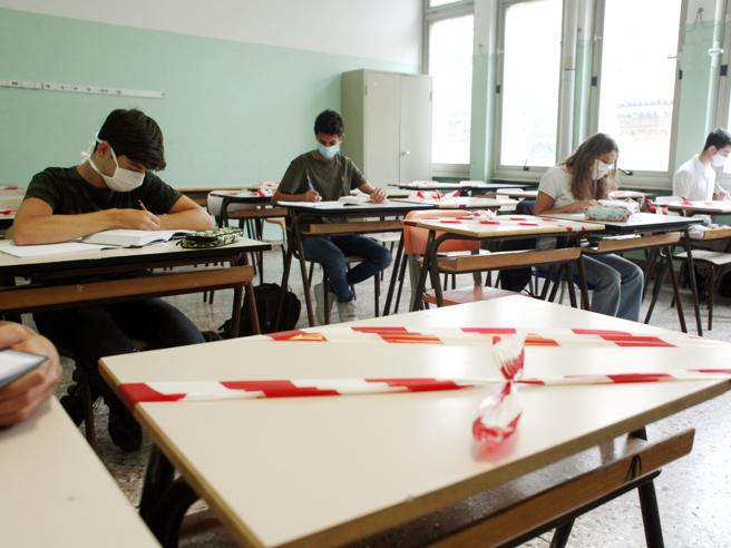 Scuola, caos sulla presenza in aula dei "figli dei lavoratori essenziali"
