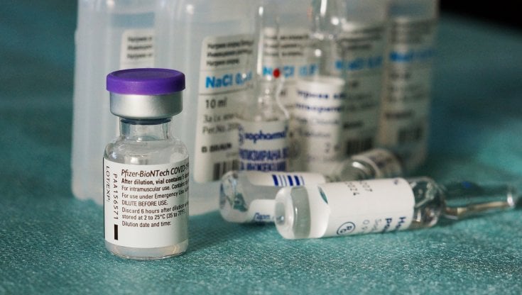 Secondo Pfizer, non ci libereremo mai più dal vaccino anti-Covid