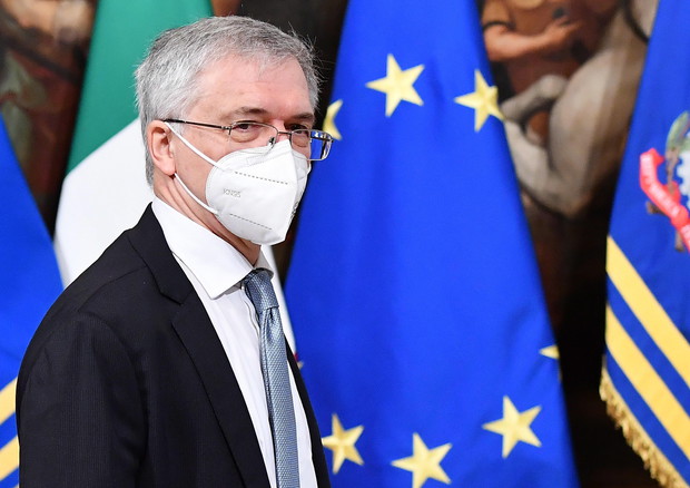 Non sono ancora arrivati, ma l'Ue ci taglia già i soldi del Recovery