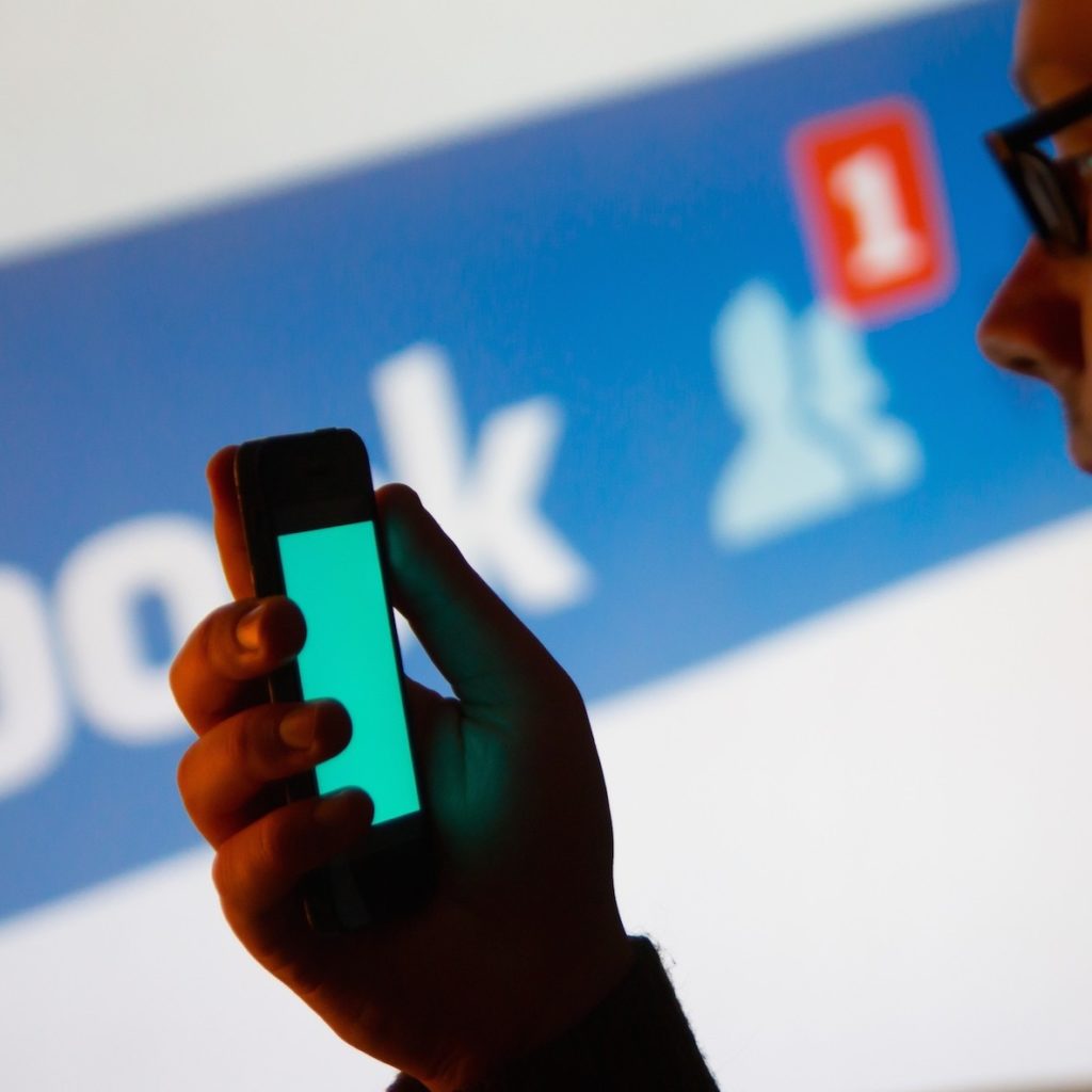Facebook, un misterioso bug oscura le pagine di personaggi pubblici. Cosa succede e cosa fare per rimanere aggiornati