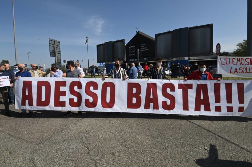 Cibo buttato e zero clienti: il lockdown di Pasqua costa ai ristoratori 1,7 miliardi