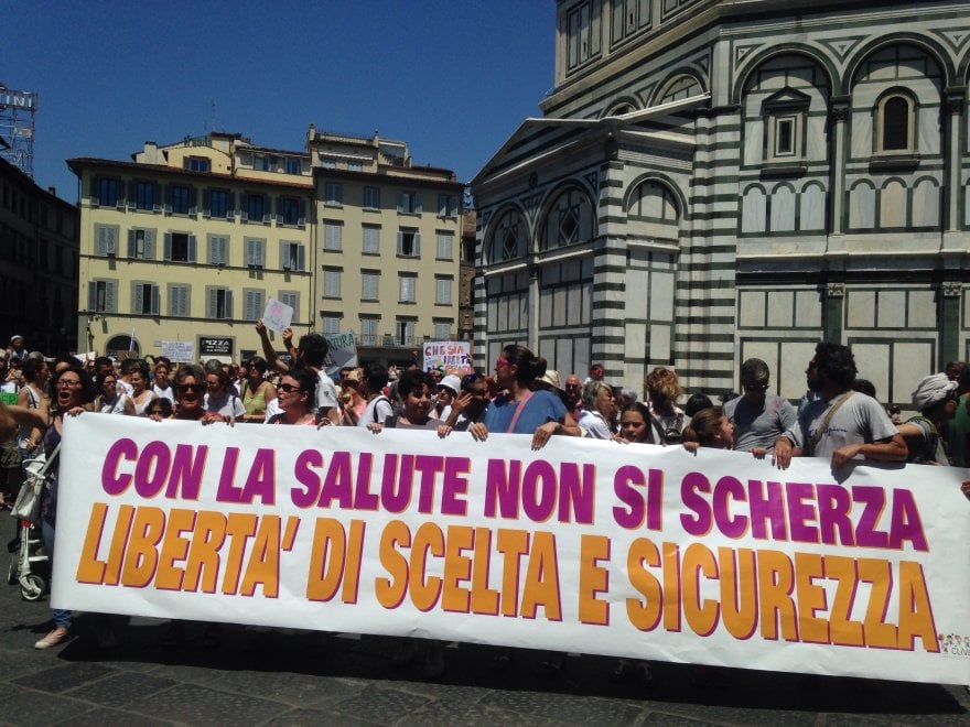 "No all'obbligo vaccinale": medici e infermieri scendono in piazza a Torino