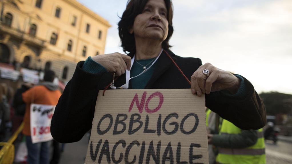 "No all'obbligo vaccinale": medici e infermieri scendono in piazza a Torino