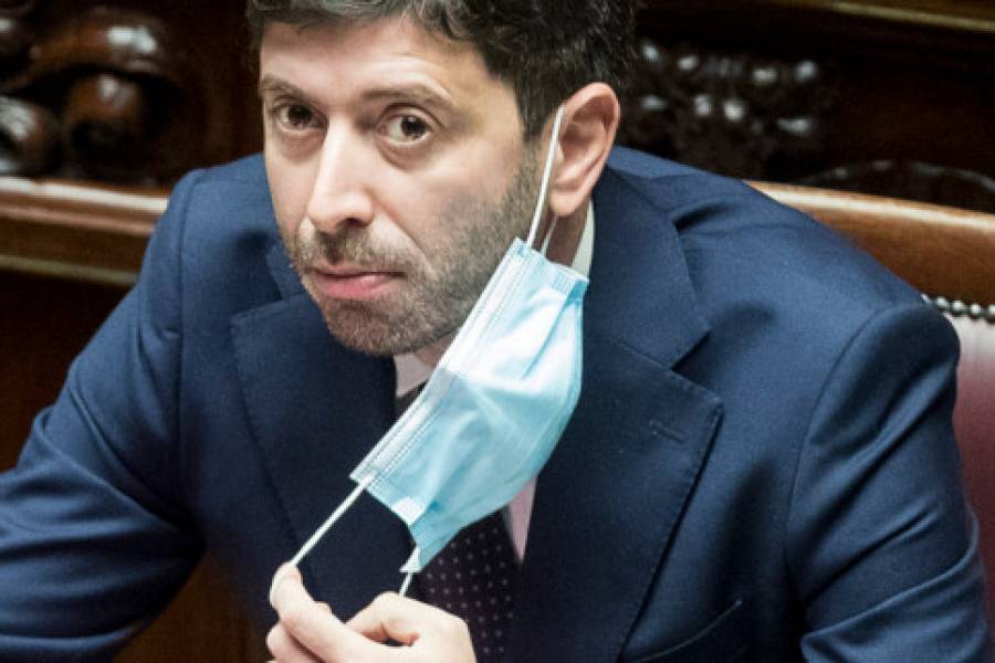 Speranza: "Dossier ritirato? Scelta dell'Oms". Ma il suo ministero sapeva tutto
