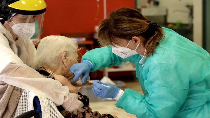 Vaccini, i (continui) ritardi italiani mentre Londra torna già a vivere
