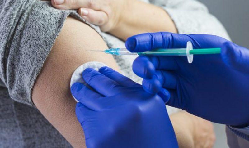Gravissimo in Puglia: infermieri rifiutano il vaccino, la Asl gli blocca lo stipendio