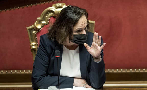 Emergenza migranti, l’Ue ancora una volta ci aiuta soltanto a parole Emergenza migranti, l’Ue ancora una volta ci aiuta soltanto a parole