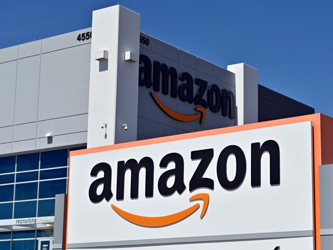Scatta la causa contro Amazon: “Danneggia la concorrenza e gonfia i prezzi”