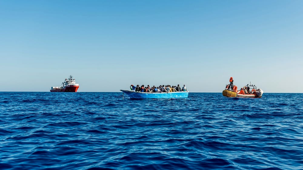 L'allarme degli 007: altri 70 mila migranti pronti a salpare verso l'Italia dalla Libia
