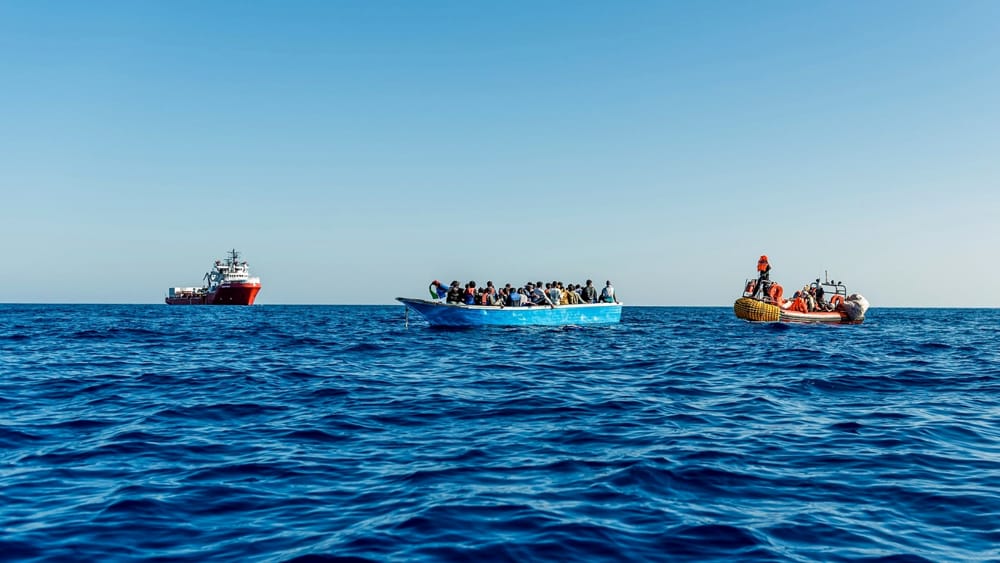 L'allarme degli 007: altri 70 mila migranti pronti a salpare verso l'Italia dalla Libia