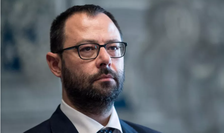 Tutti contro Patuanelli: nervi tesissimi nel M5s, il ministro fa la mossa e minaccia (finte) dimissioni