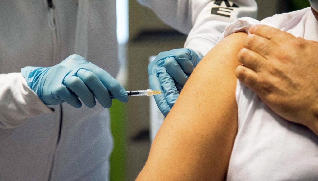 Vaccino, "sospetti problemi cardiaci sui più giovani". L'allarme dagli Usa
