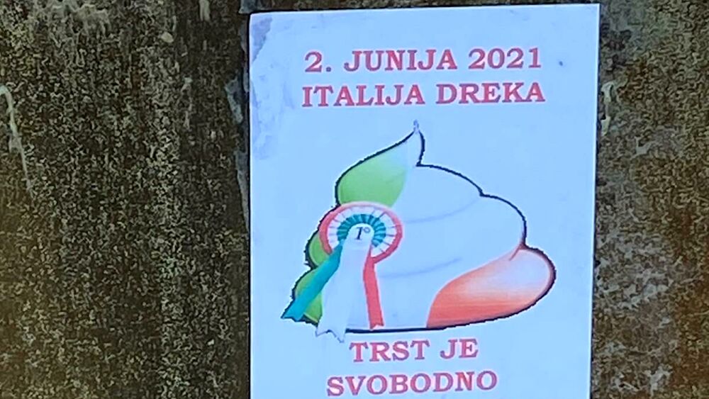 “Italia mer**”: i vergognosi manifesti appesi il 2 giugno alla foiba di Basovizza