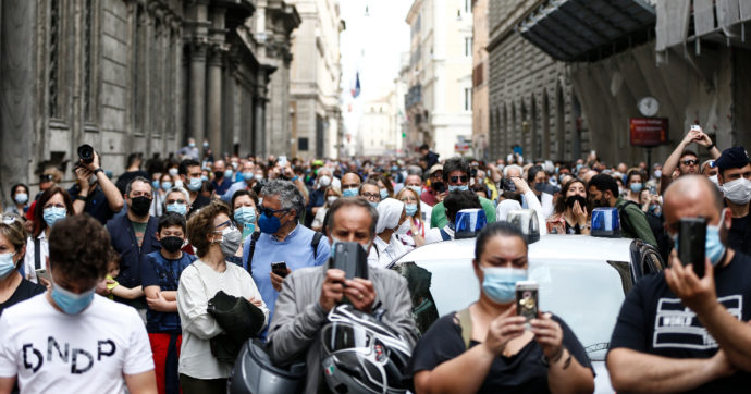 L’addio alle mascherine è oro: quanto pesa sul Pil italiano la fine dell’obbligo all’aperto