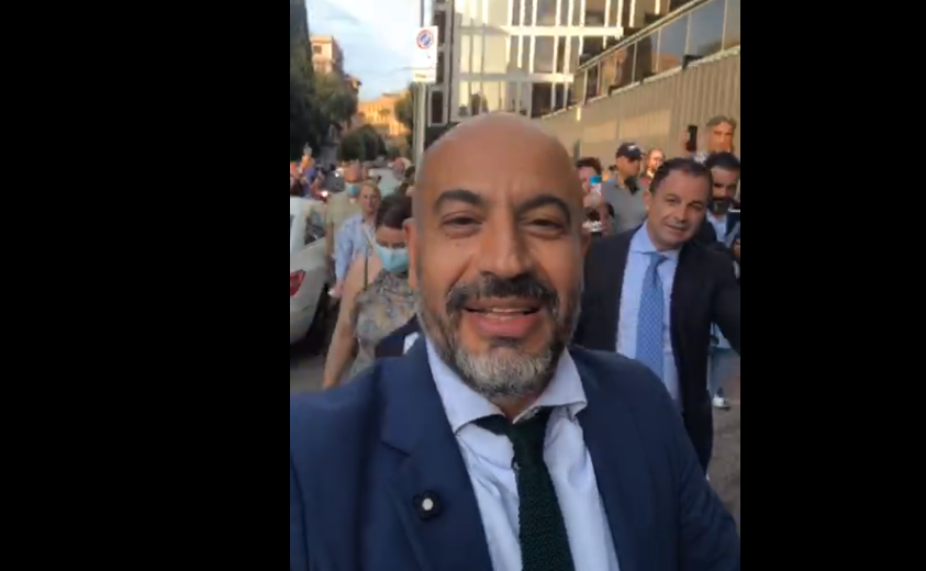 Paragone guida la protesta fuori dalla Rai: "Basta con la tv di Stato"
