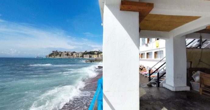 "Viola le direttive europee": stabilimento sequestrato e ombrelloni chiusi