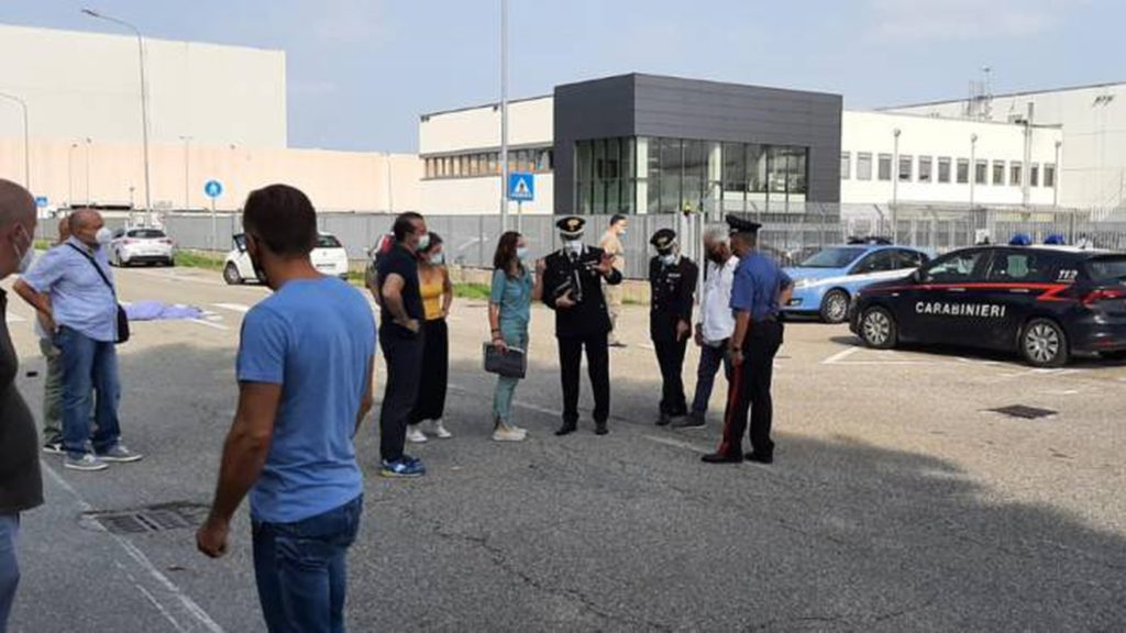 Novara, camion forza blocco durante una manifestazione per il lavoro, sindacalista investito e ucciso