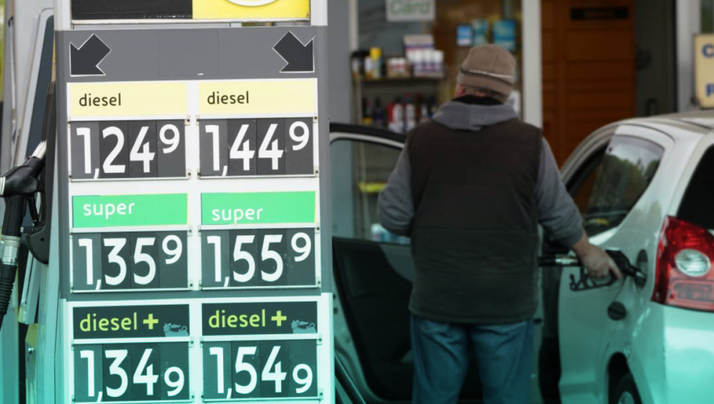Rincari benzina, scatta l’allarme: “Effetto valanga sull’85% della spesa degli italiani”
