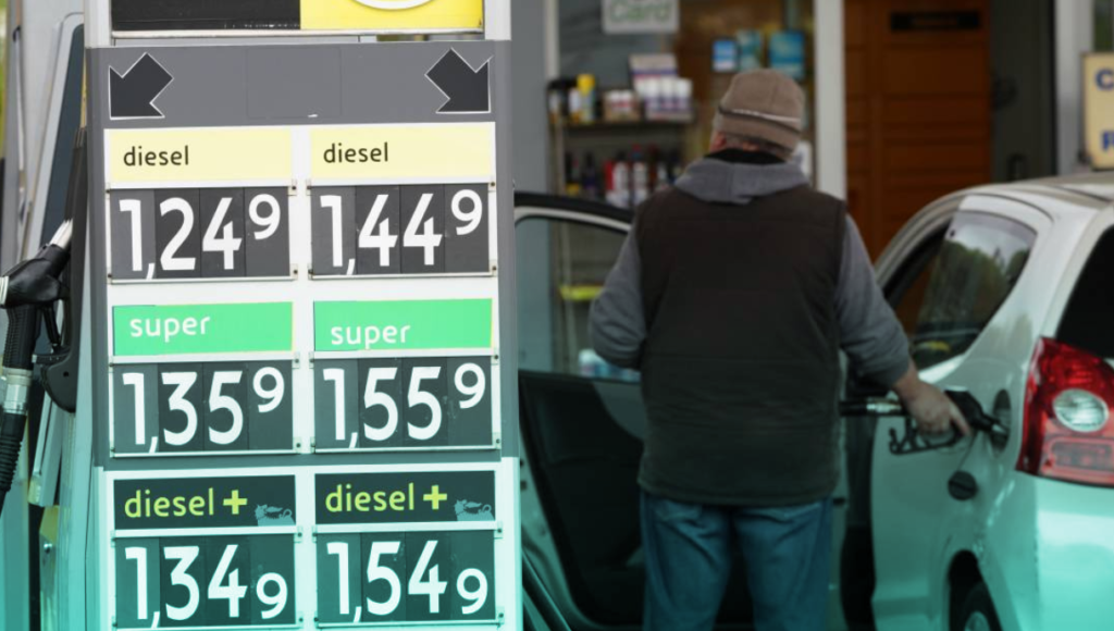 Rincari benzina, scatta l'allarme: "Effetto valanga sull'85% della spesa degli italiani"