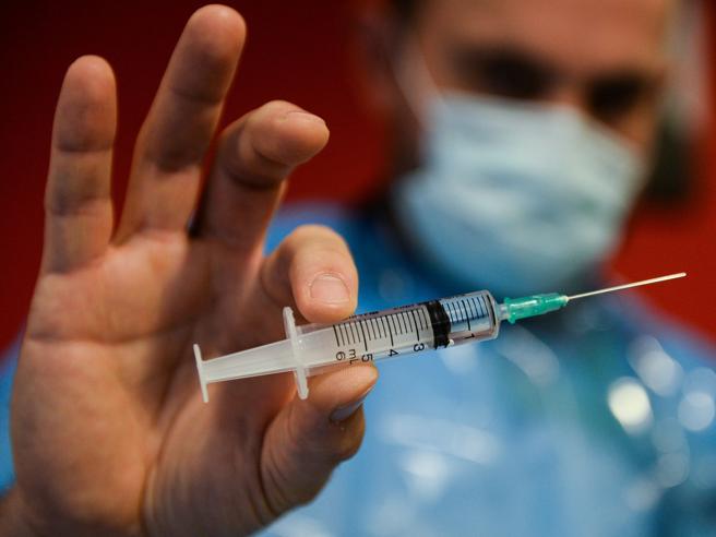 "Chi non si vaccina deve pagare più tasse": dopo il green pass, l'ennesima proposta choc
