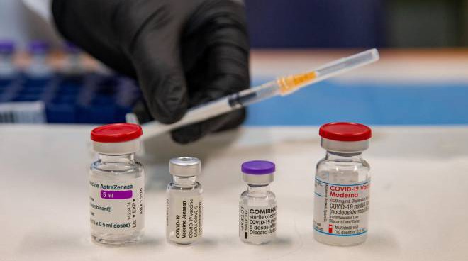 Pagati a peso d'oro e inutilizzati: l'Italia dice addio ai vaccini AstraZeneca e J&J
