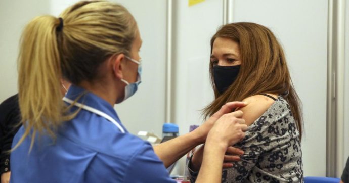 Vaccino, l'allarme dal Regno Unito: conseguenze indesiderate nel 10% dei casi